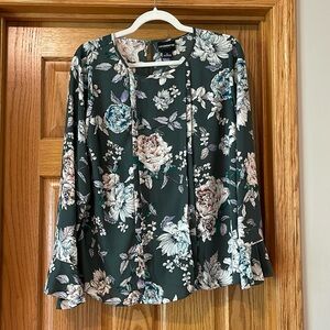 Liz Claiborne Career Green Floral Print Long Bell Sleeve Blouse Size Medium
